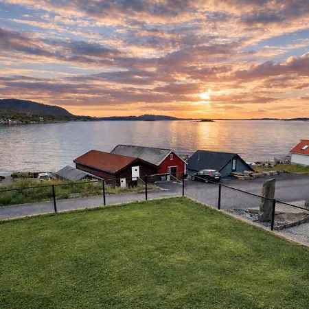 Scenic Fjord With Terrace, Minutes From Pulpit Rock Villaer
